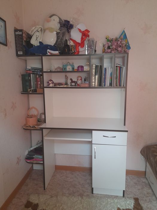 Комплект: кровать, столик, ковер.