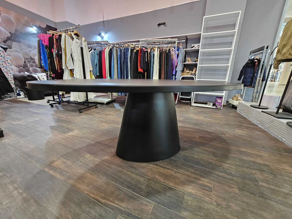 Дизайнерска елипсовидна маса – черна, с черно матирано стъкло