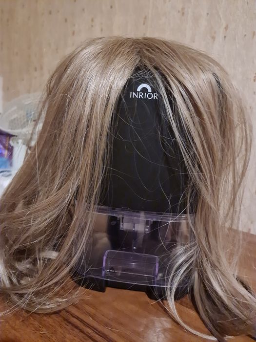 Полупарик с длинной чёлкой.