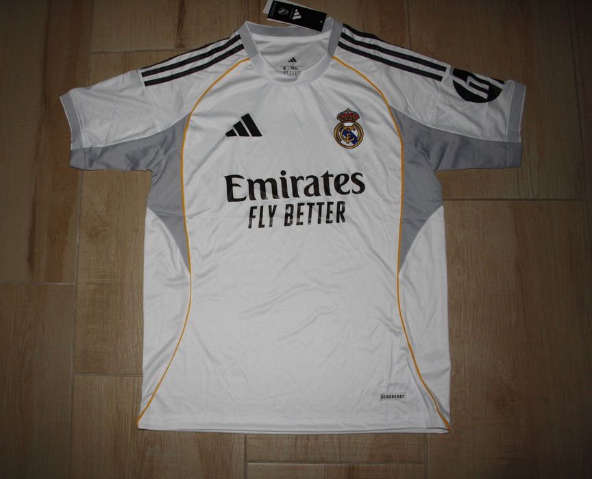 Real Madrid 25/26 домакински екип