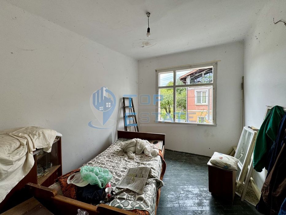 Голяма двуетажна тухлена къща в село Янтра, област Габрово