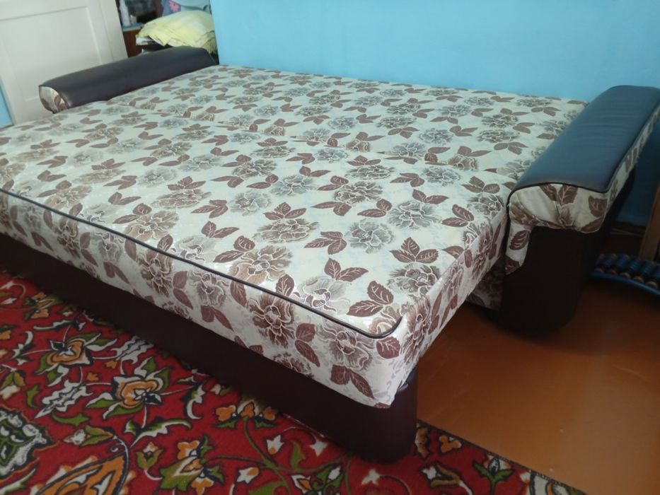 Продам диван тахта.