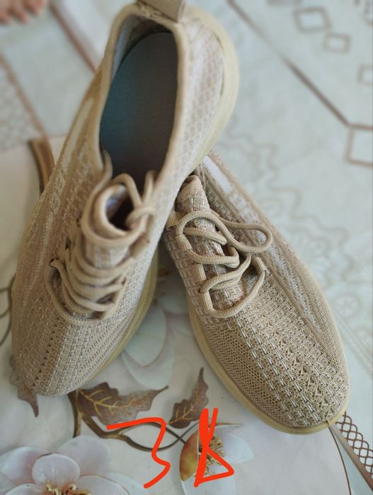 Олар кезек-кезек киска жалап жатты