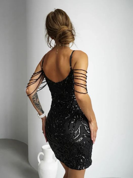 Rochie neagra de lux scurta cu paiete si accesorii umar