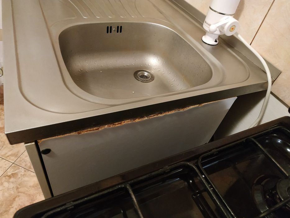 Bucătărie plita și cuptor pe gaz, hota, chiuveta anticalcar, baterie