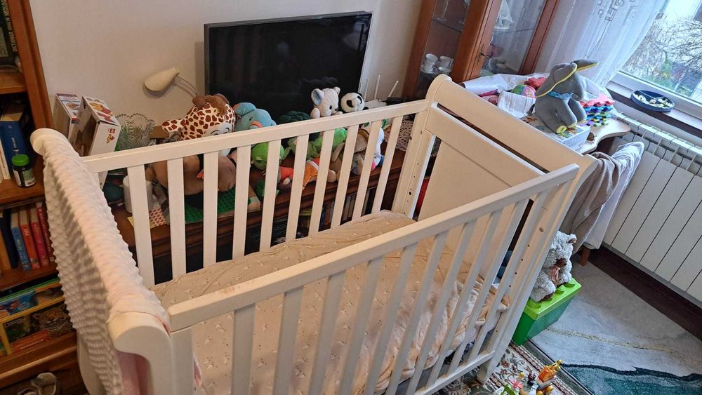 Vănd pătuț copil din lemn, alb, in stare bună. (Bucuresti)