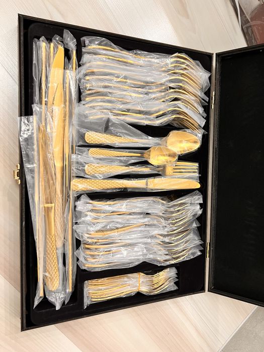 Продам набор столовых приборов в чемоданчике