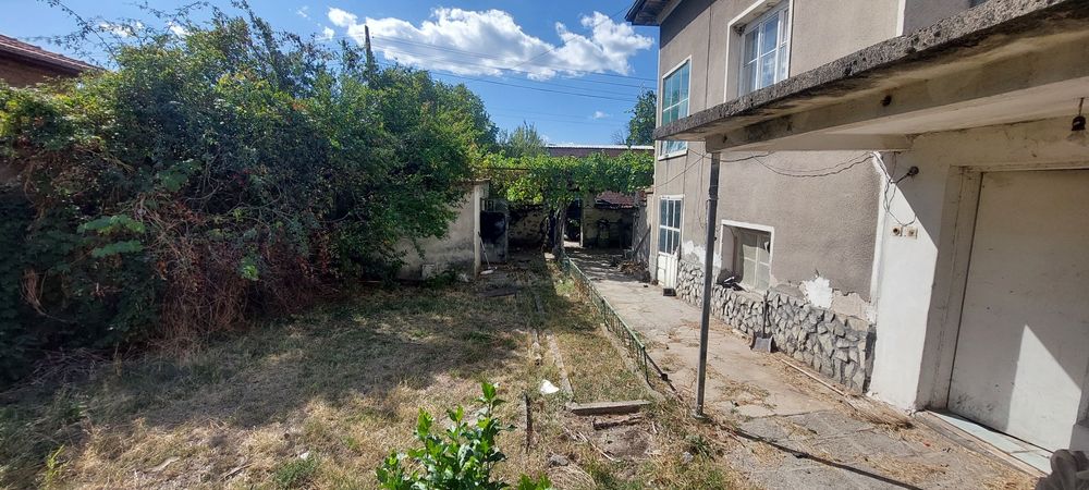 Двуетажна тухлена къща в с.Певците