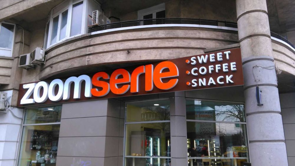 Litere volumetrice luminoase