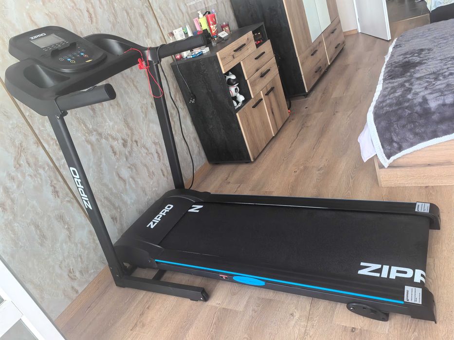 Продавам бягаща пътека Zipro Tekno