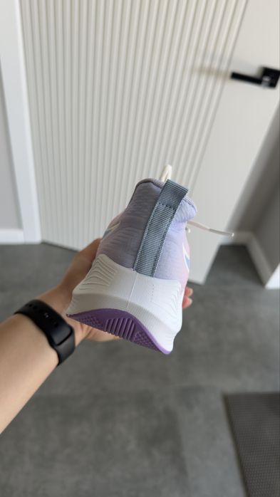 Продам женские  Кроссовки