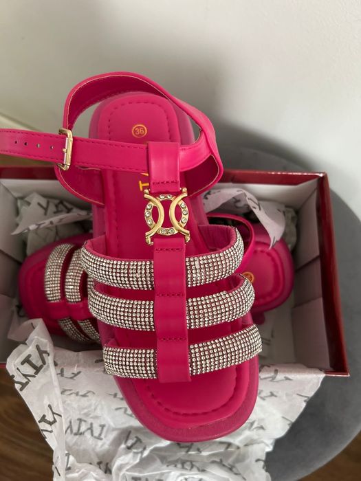 Vând sandale de dama