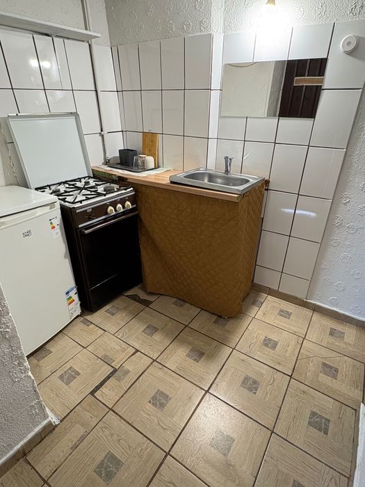 Închiriez cameră la curte