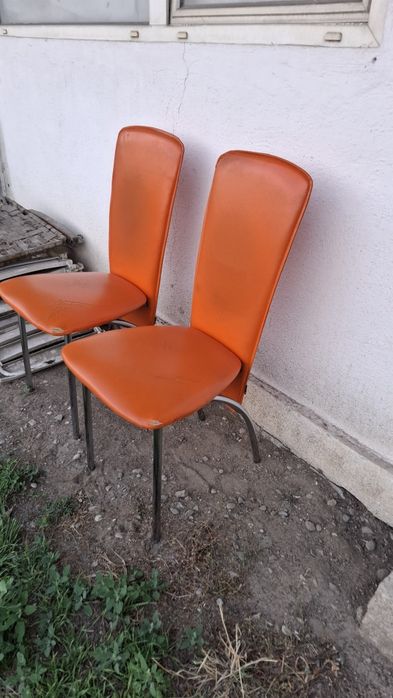 2 scaune piele, portocaliu cu structură metalică  cromată