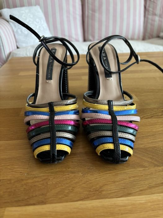 Високи сандали Zara