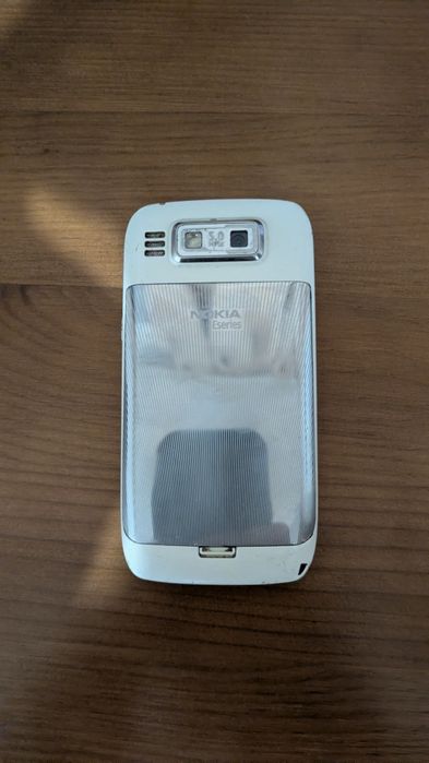 Продавам Nokia e72
