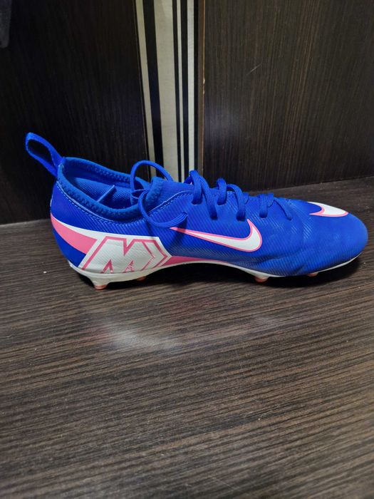 Футболни бутонки Nike и adidas