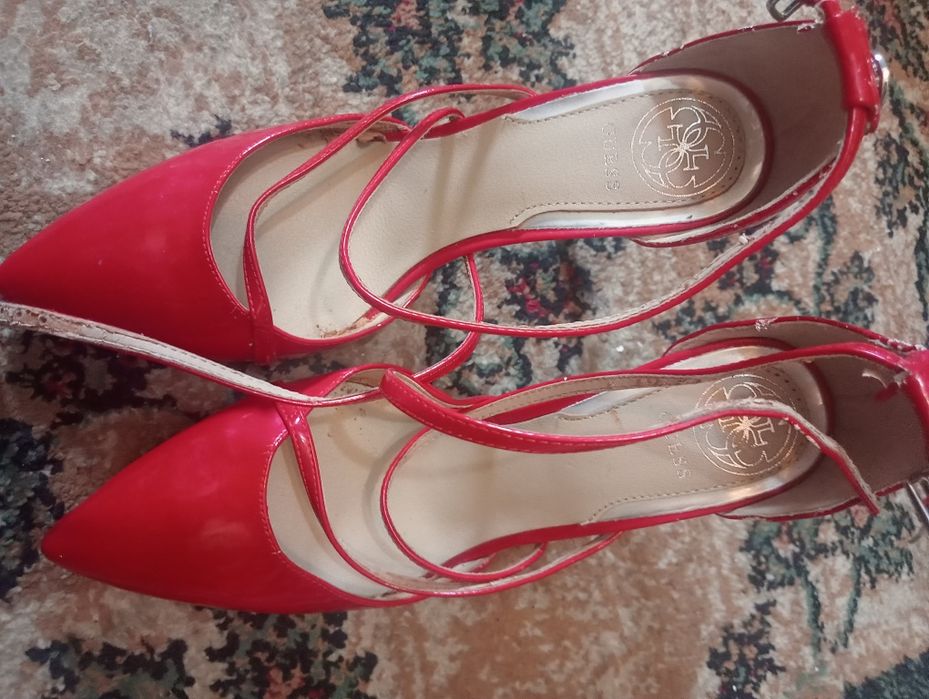 Vând pantofi piele lăcuită Guess