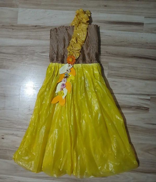 Rochie din materiale reciclabile pt fetite,mar 5-7 anii