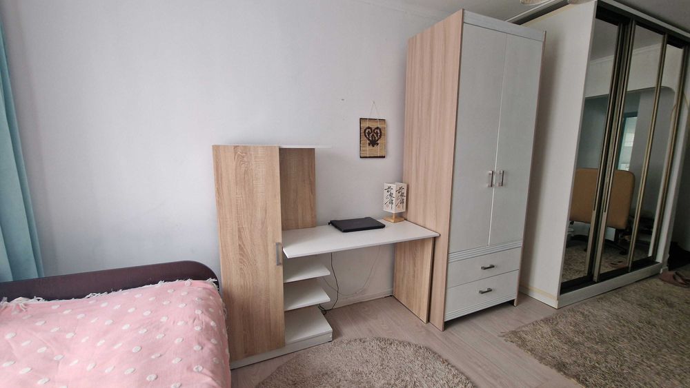 Продам стол и шкаф