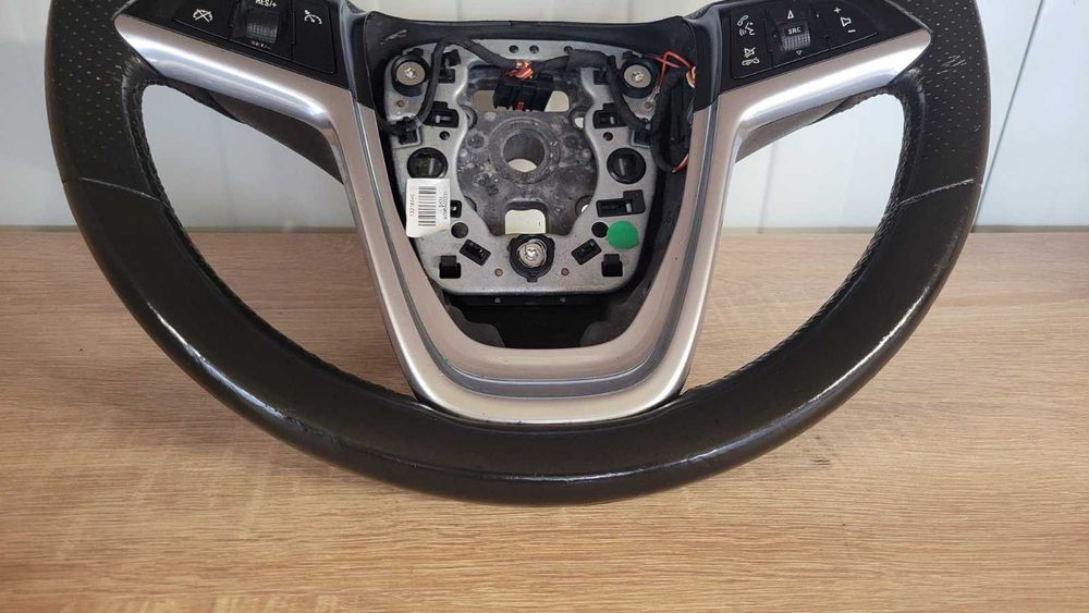 Продавам запазен кожен волан за Opel Insignia 2008 - 2013