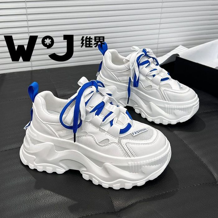 В наличии кроссовки