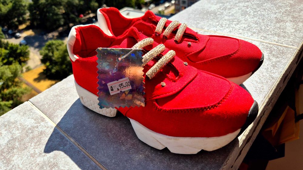 Обувки маратонки червени, с етикет