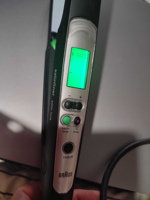 Placă de îndreptat părul BRAUN SatinLiner cu LCD
