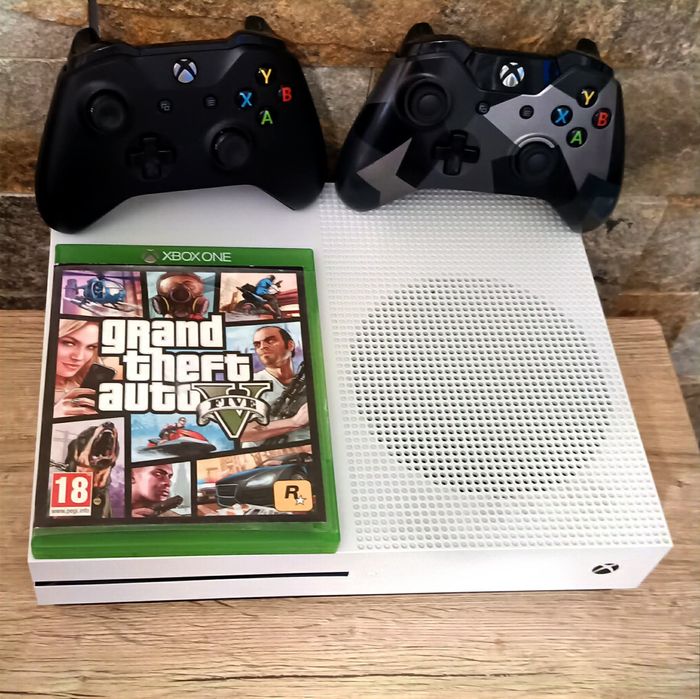 Xbox One S 1 TB + 2 Manete + 1 Joc pe CD