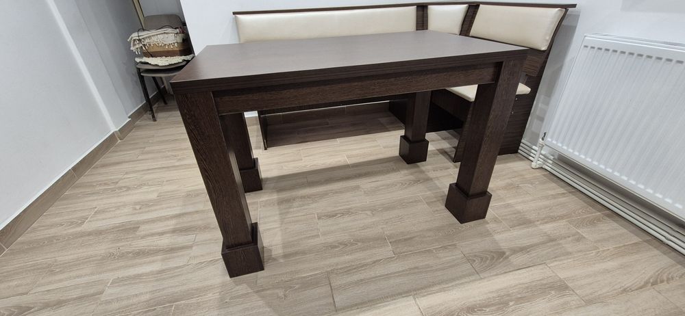 Coltar de bucătărie cu masă