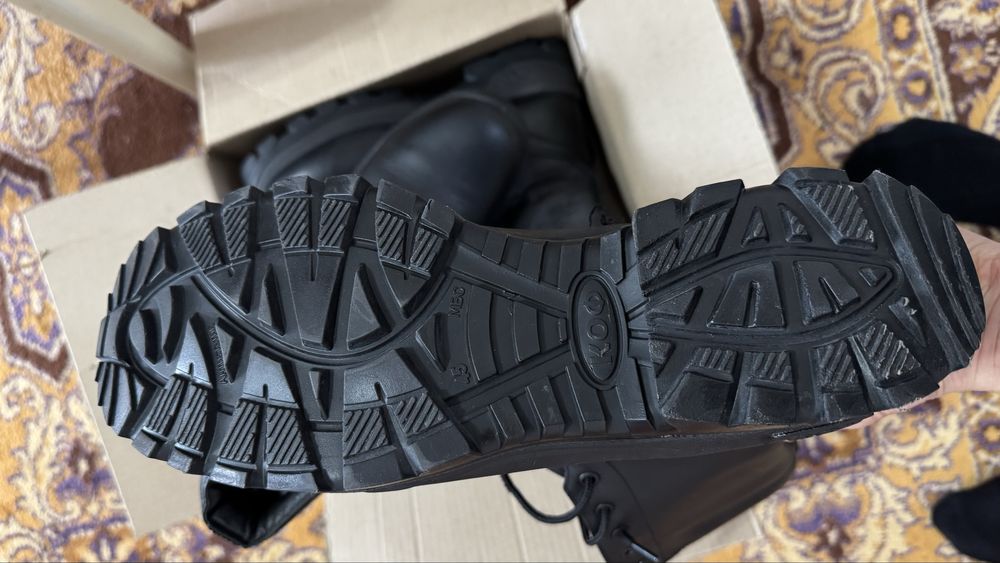 Продам бушлат и берцы