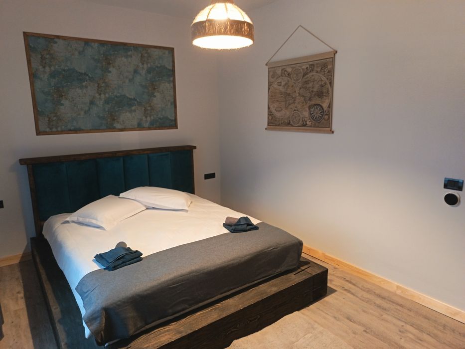 Casa Breaza, stil norvegian(Adunati), 3 ani vechime, din lemn masiv, teren 3865mp,1,5 ore pana la Bucuresti,  piscina incalzita, sera sticla,, magazie