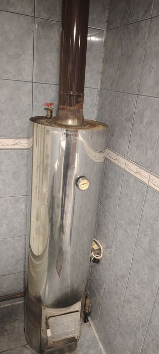 Boiler pe lemne pentru baie.