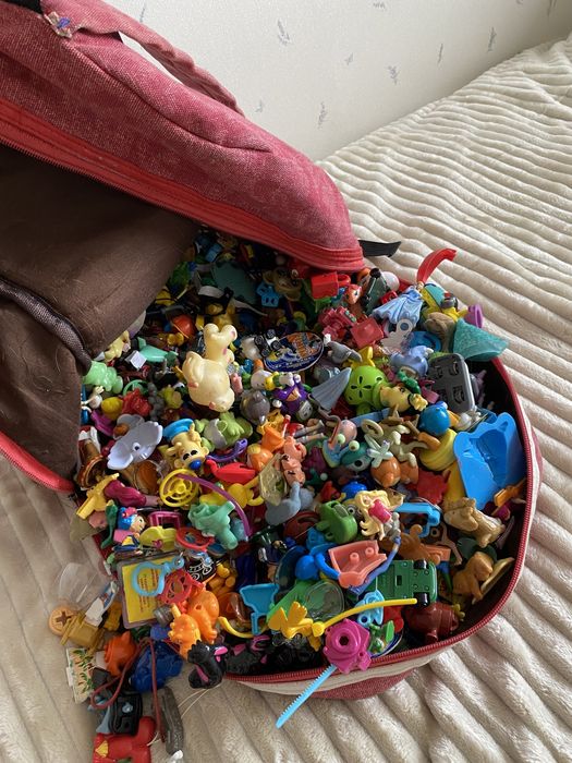 Продам рюкзак с киндерами