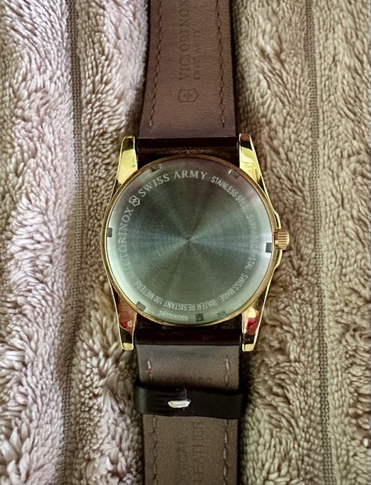 Vând ceas bărbătesc Victorinox Swiss Army Infantry auriu