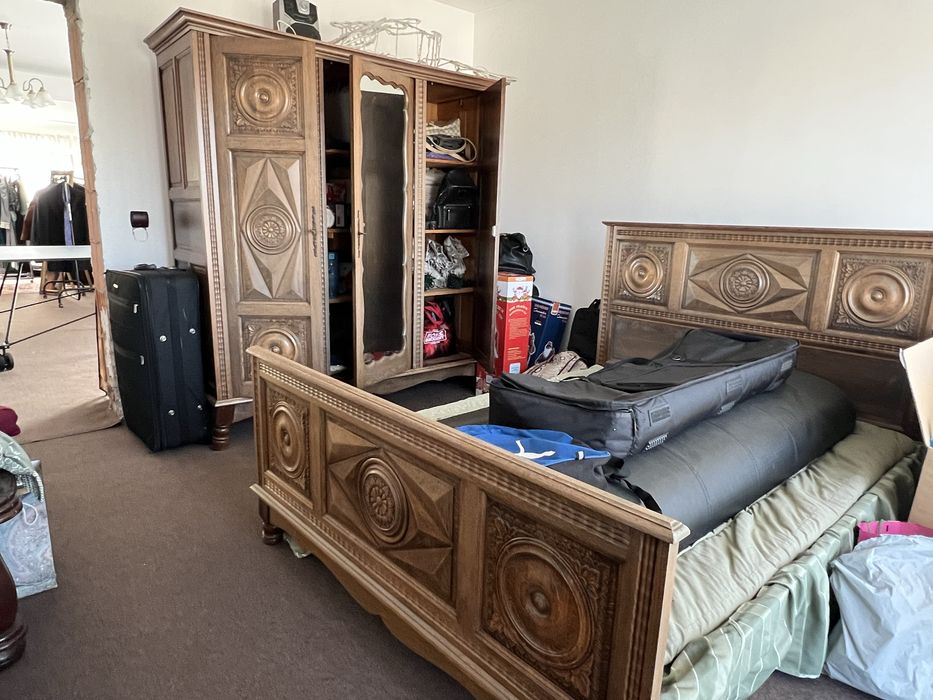 Vand mobila vintage din lemn de stejar masiv,cu sculpturi