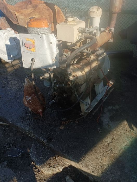 Продавам двуцилиндров двигател чист дизел, от корабен агрегат.