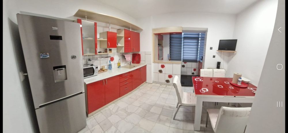 Inchiriez apartament 4 camere Centru Targoviste Mobilat  !