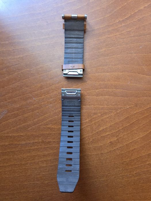 Garmin Fenix 8 51mm AMOLED Sapphire Bare Titanium Black с Chestnut кож