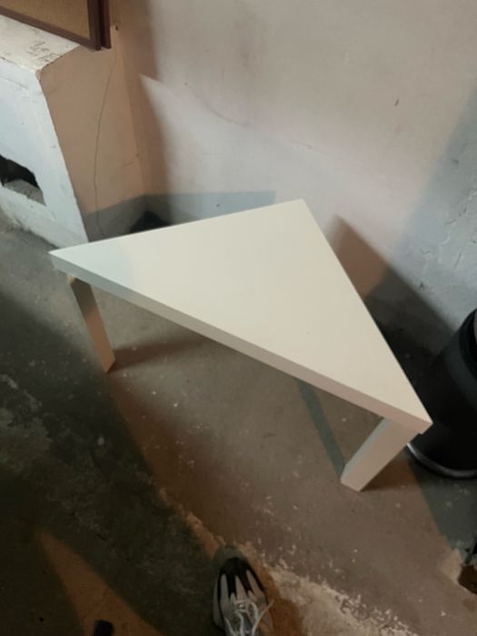 IKEA триъгълна маса