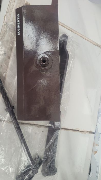 Продаю дверной доводчик