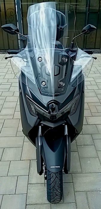 Scooter Yamaha Nmax modelul Tech Max 125 cc