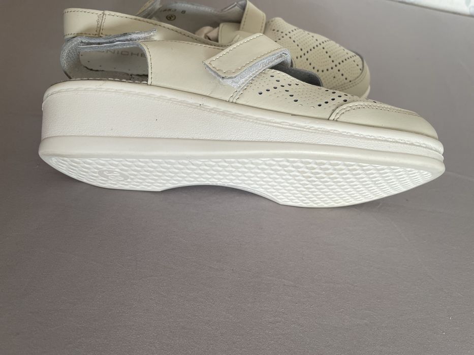 Женские босоножки