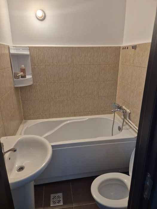 Închiriez garsoniera
