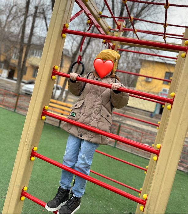 Продам куртку с шапкой и снудом