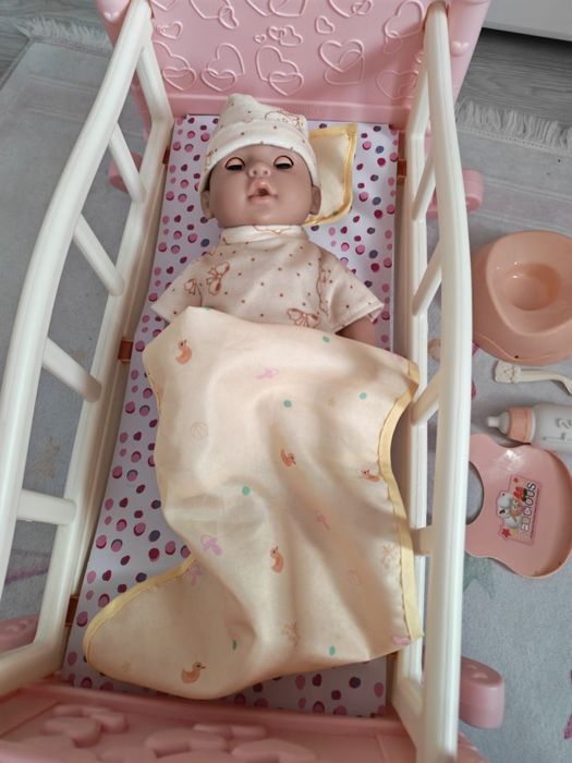 Детска кошара с бебе за игра