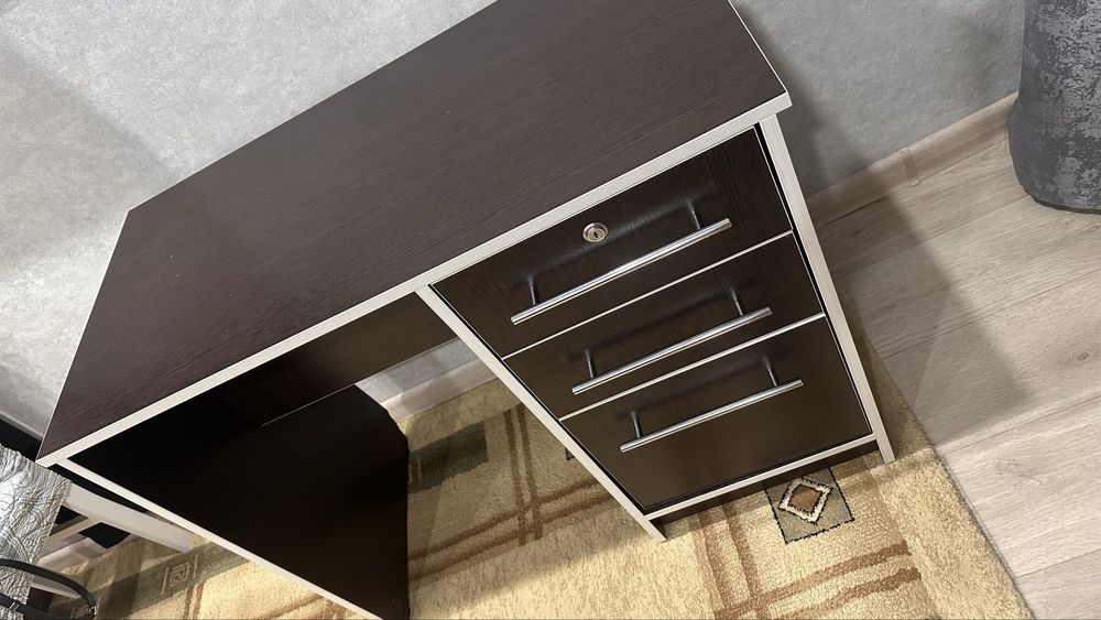 Продам маникюрный, письменный стол