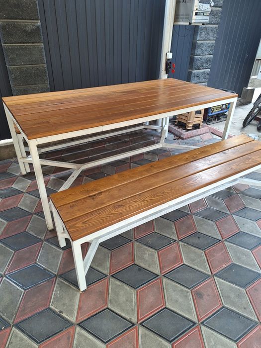 Стол и две лавочки