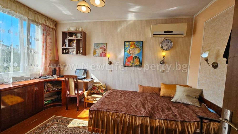 Продава се двуетажна къща в град Средец, област Бургас