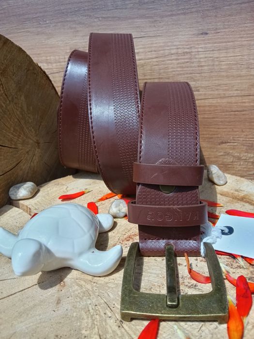 Майсторски изработен колан в кафяво с капси